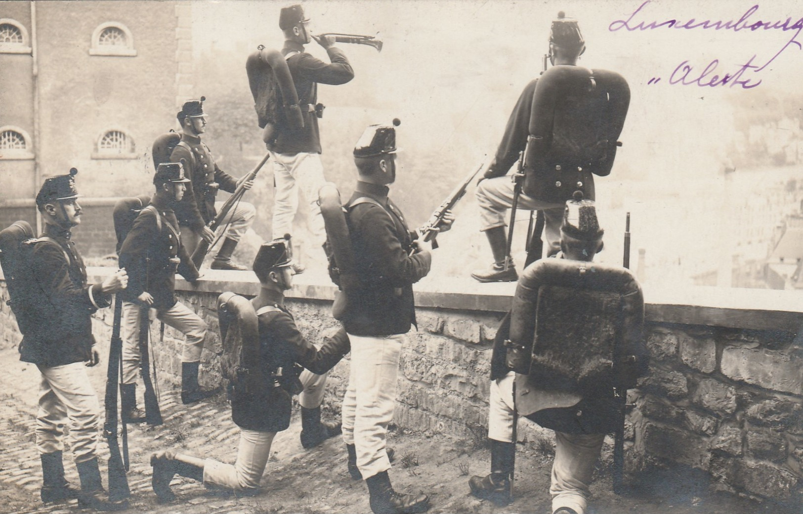 Luxembourg  , " Alerte " , Militaire Et Le Clairon , PHOTOCARTE - Luxembourg - Ville