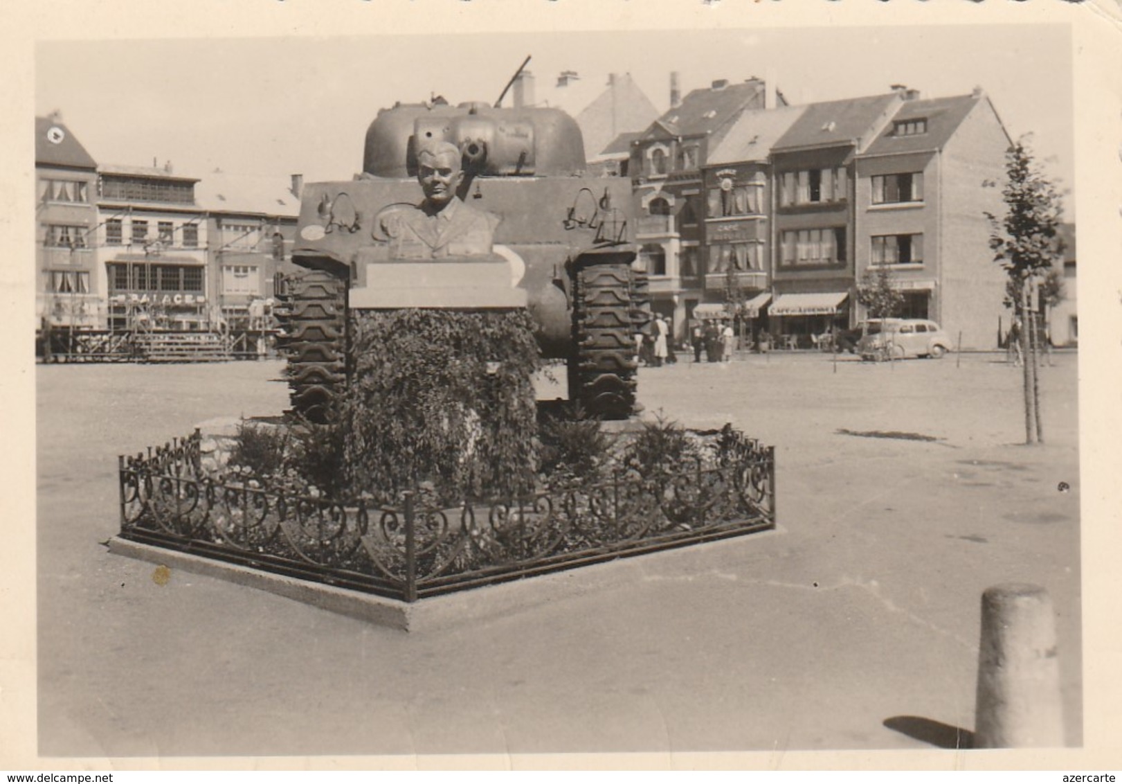 Bastogne ,  - Tank Sherman - Borne De La Liberté ,  Photo 8,6  X  6 Cm - Bastogne