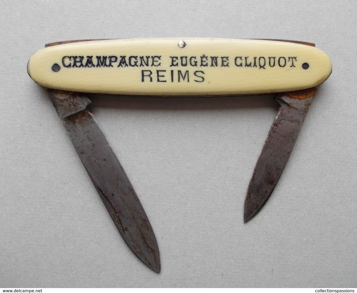 - Couteau. Canif - Ancien Petit Couteau Publicitaire CHAMPAGNE Eugène Cliquot. Reims - - Couteaux
