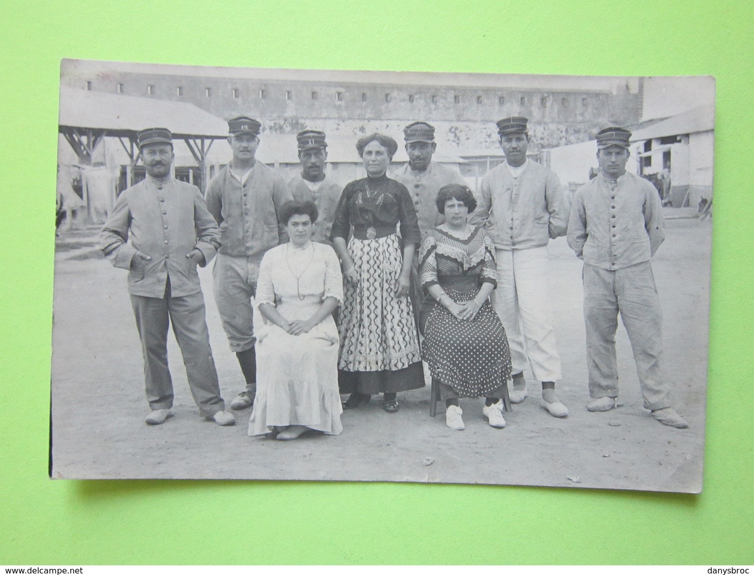 Militaires Debout + 3 Femmes - CPA Carte Photo Guerre 14-18 - Guerre, Militaire