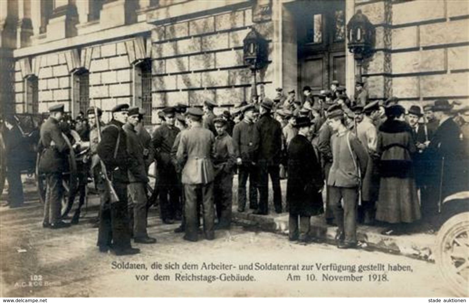 REVOLUTION BERLIN 1918 - Soldaten Die Sich Dem Arbeiter- Und Soldatenrat Zur Verfügung Gestellt Haben Vor Dem Reichstags - Krieg