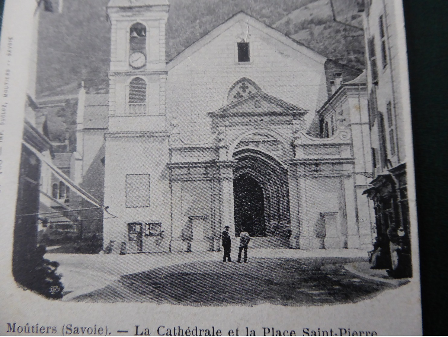 73  MOUTIERS  La  Cathédrale  Et  La  Place  Saint - Pierre - Moutiers