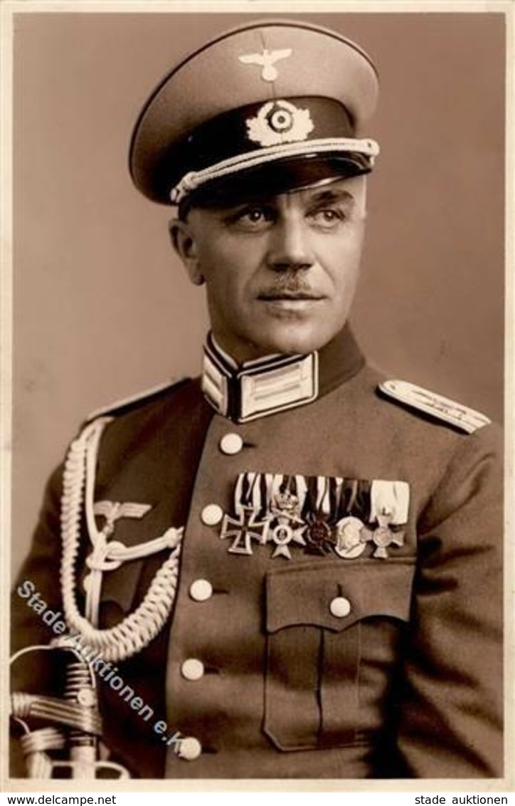 WK II Offizier Mit Uniform Und Ordensspange Foto-Karte I-II (Klebereste RS) - Guerre 1939-45