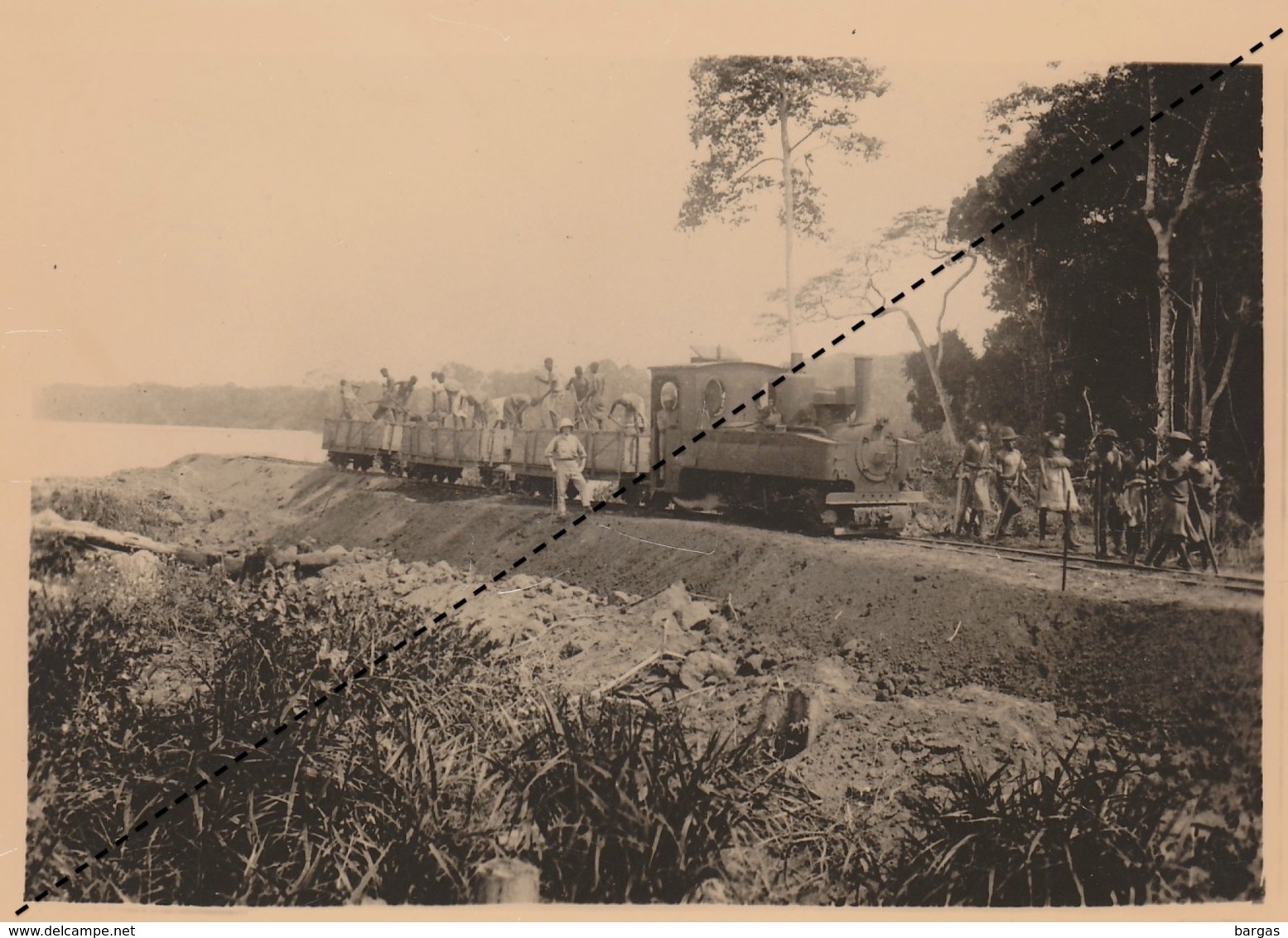 Photo Congo Afrique Chemins De Fer Train Locomotive Brigade Et Train Remblai à Ilebo En 1923 - Afrika