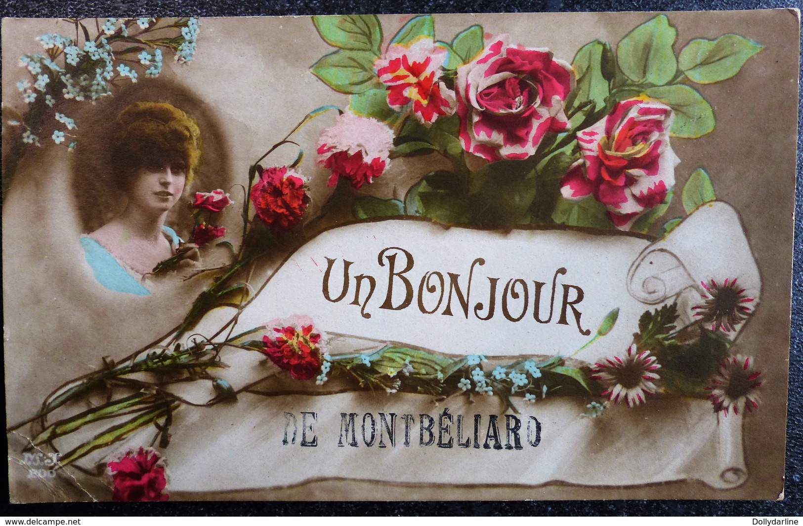 Carte Postale " Un Bonjour De MONTBELIARD  " 25 Doubs Ecrite Femmes Et Fleurs Roses - Gruss Aus.../ Gruesse Aus...