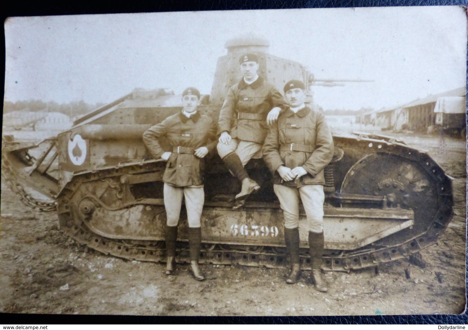 Carte Postale Photo  Militaria SOLDATS Devant Un CHAR D'assaut De Combat - Material