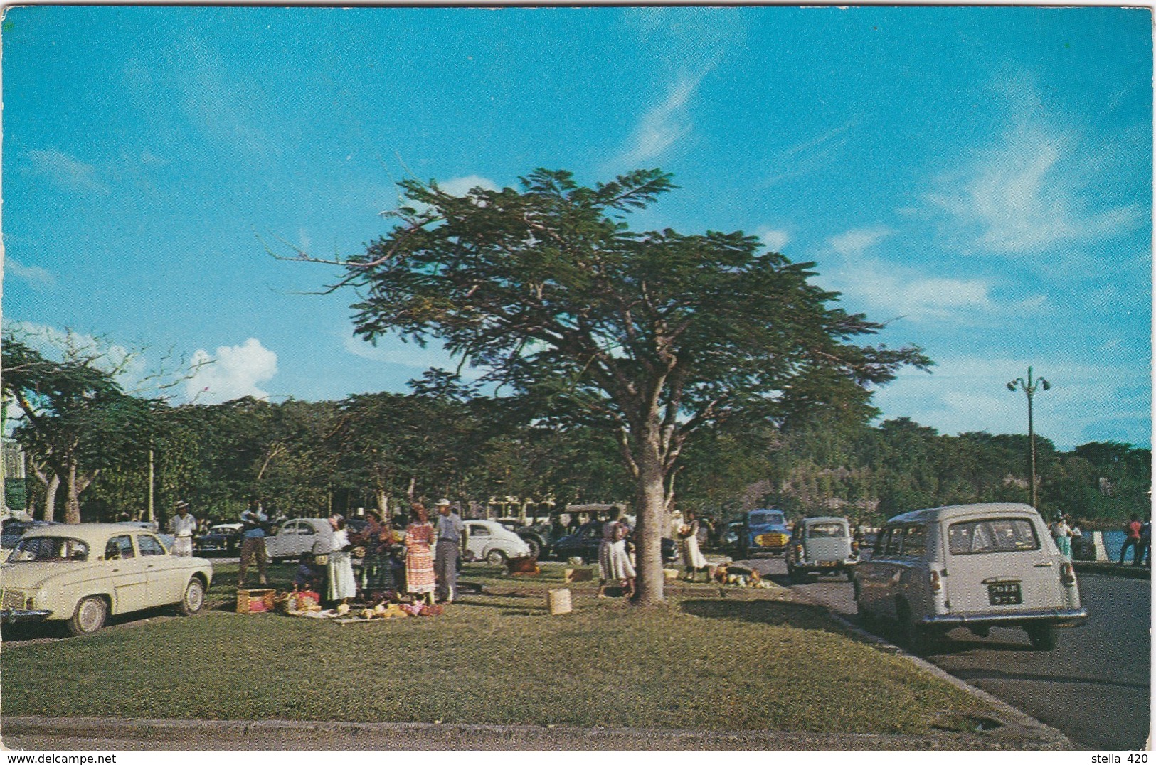 L Aèrodrome Du Lamentin     Et  Marche En Pleine  Air   Le Credit Martiniquais  Statue  Lot De Cinq Cartes    Fort De Fr - Fort De France