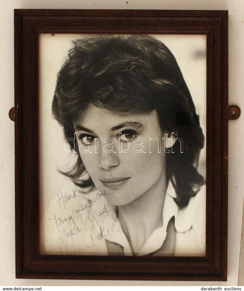 Jacqueline Bisset (1944-) Brit Színésznő   Saját Kezű Aláírása Egy A Művésznőt ábrázoló Fotón, üvegezett Keretben, 25x20 - Other & Unclassified