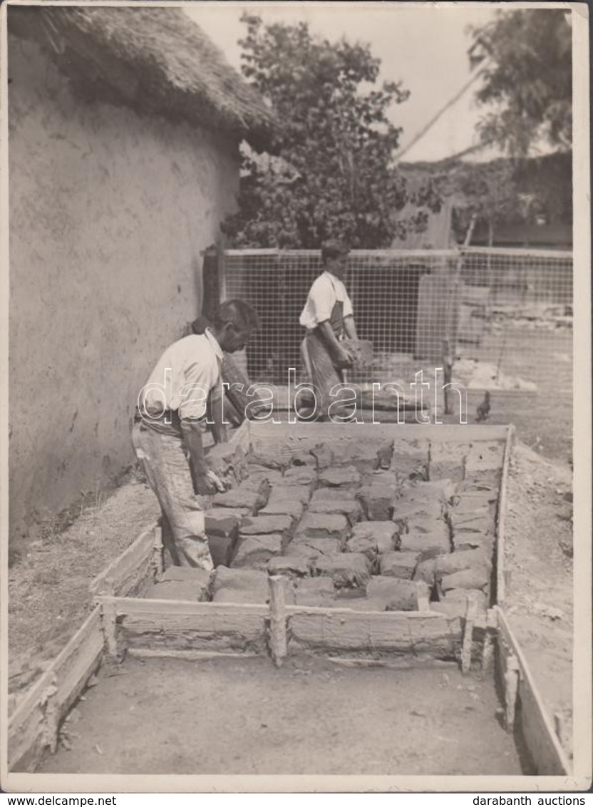 Cca 1925 Kerny István (1879-1963): Tatai Fazekas Udvarán, Pecséttel Jelzett Vintage Fotó, 24x18 Cm - Andere & Zonder Classificatie