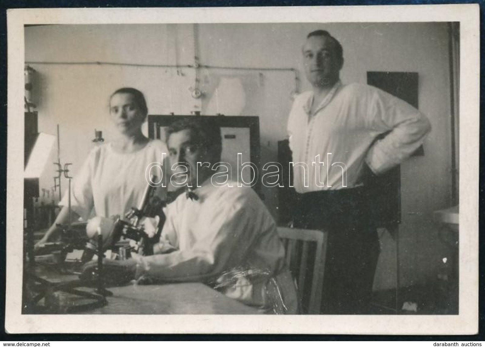 Cca 1930 Sopron, Dr. Szilvási (Szilvássy) Gyula (1881-1937) Főorvos és Tanár Laboratóriumában, Fotó, 6×8,5 Cm - Andere & Zonder Classificatie