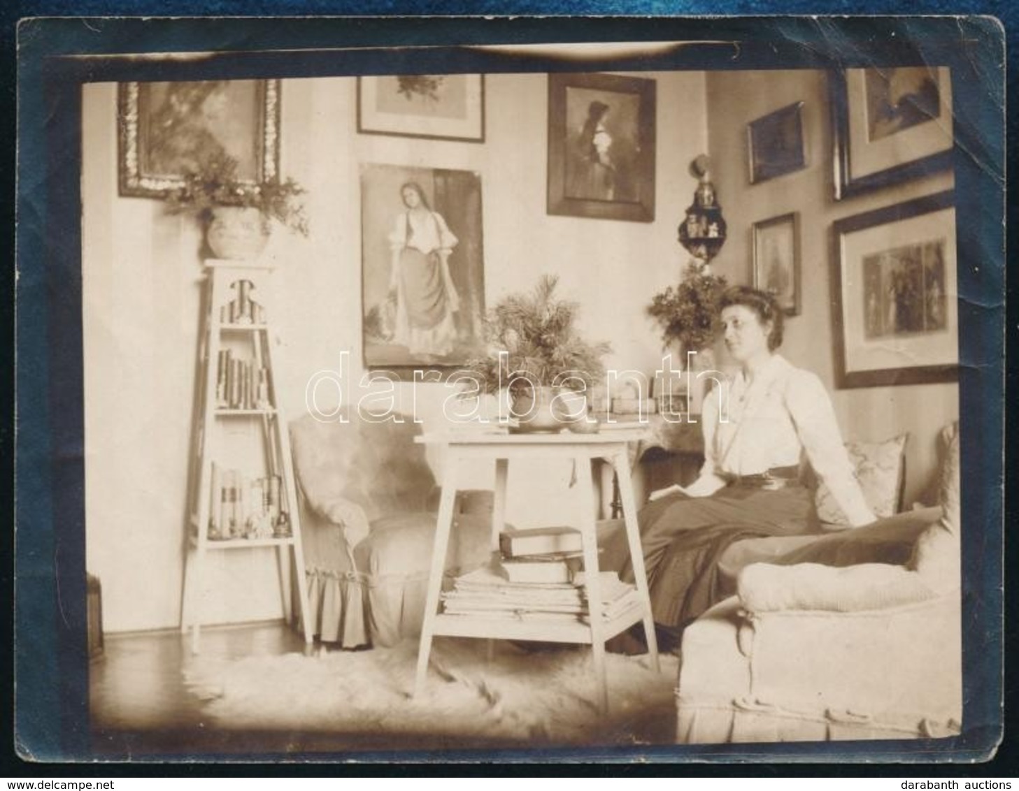Cca 1905 Assakürti (Felvidék) Ghyczy Emma (1872-1928) Otthonában, Hátoldalon Feliratozott Fotó, Felületén Törésnyommal,  - Other & Unclassified