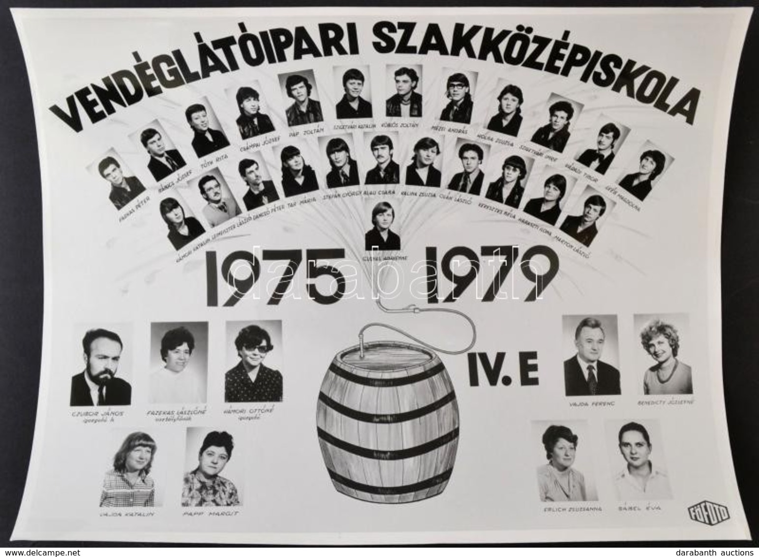 1979 Budapest, Vendéglátóipari Szakközépiskola Tanárai és Végzett Növendékei, Kistabló Nevesített Portrékkal, 24x30 Cm - Other & Unclassified