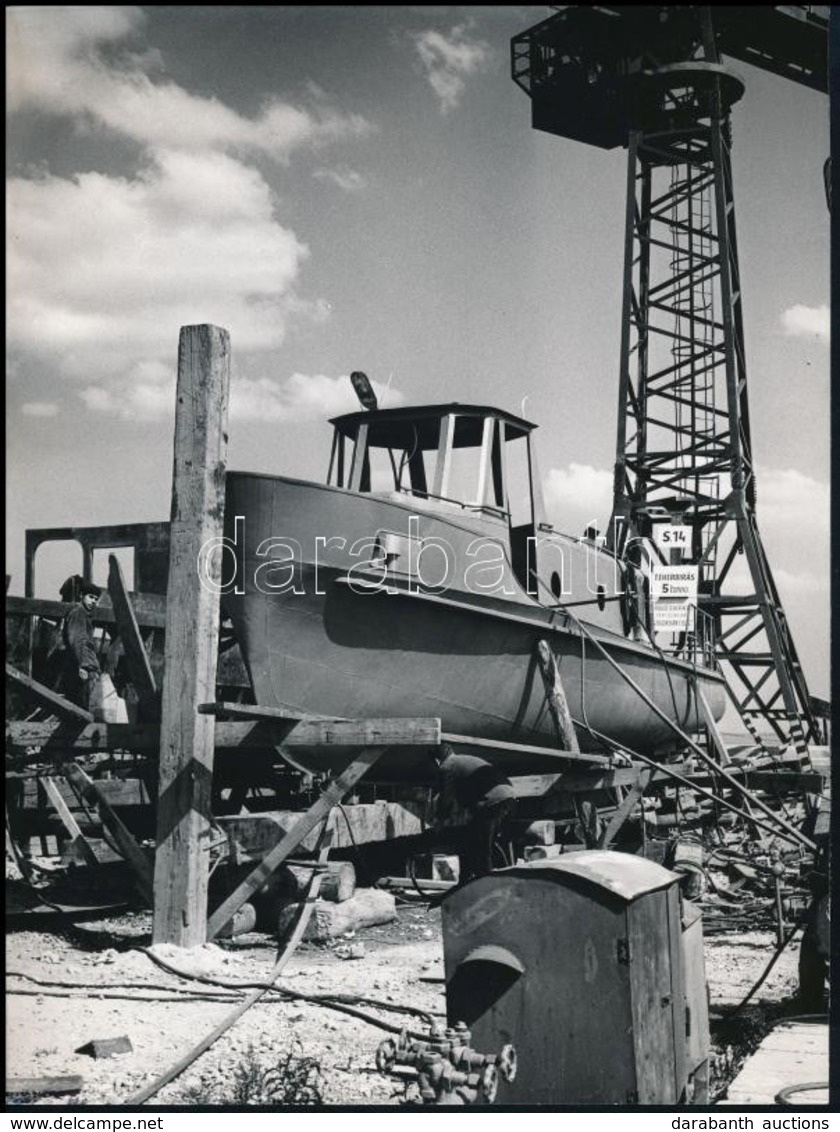 Balatonfüred, Hajógyár Halászmotoros építése. Kotnyek Antal (1921-1990) Budapesti Fotóriporter Hagyatékából 18x24 Cm - Andere & Zonder Classificatie