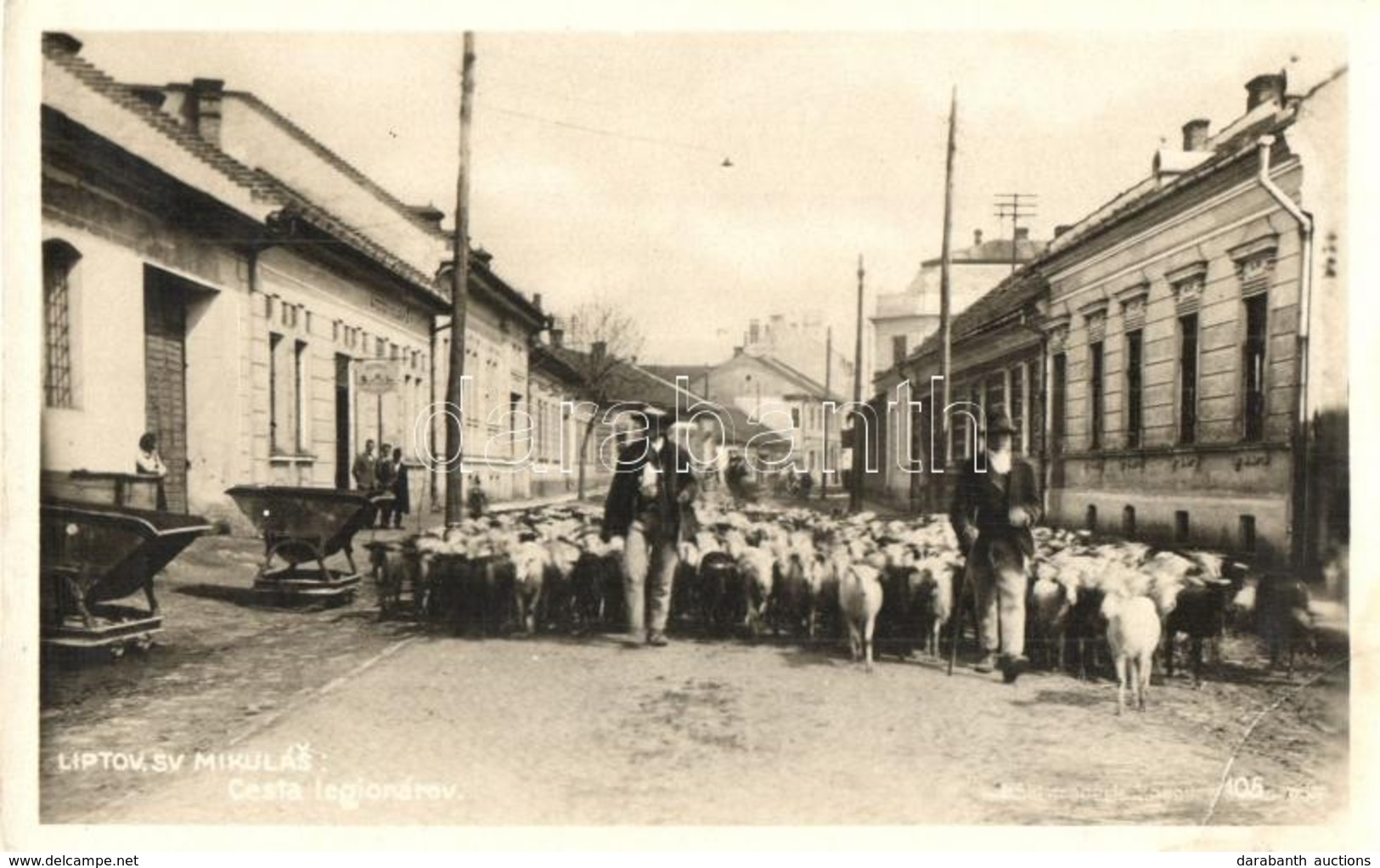 * Liptószentmiklós, Liptovsky Mikulás; Cesta Legionárov / Utcakép, Juhpásztorok Nyájat Terelnek Az úton, üzletek / Stree - Zonder Classificatie