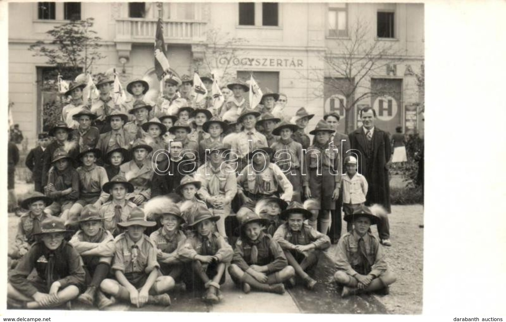 * T2 Magyar Cserkészek Rákosszentmihályon (Budapest XVI.) A Gyógyszertár Előtt. Csoportkép / Hungarian Scouts In Rákossz - Unclassified