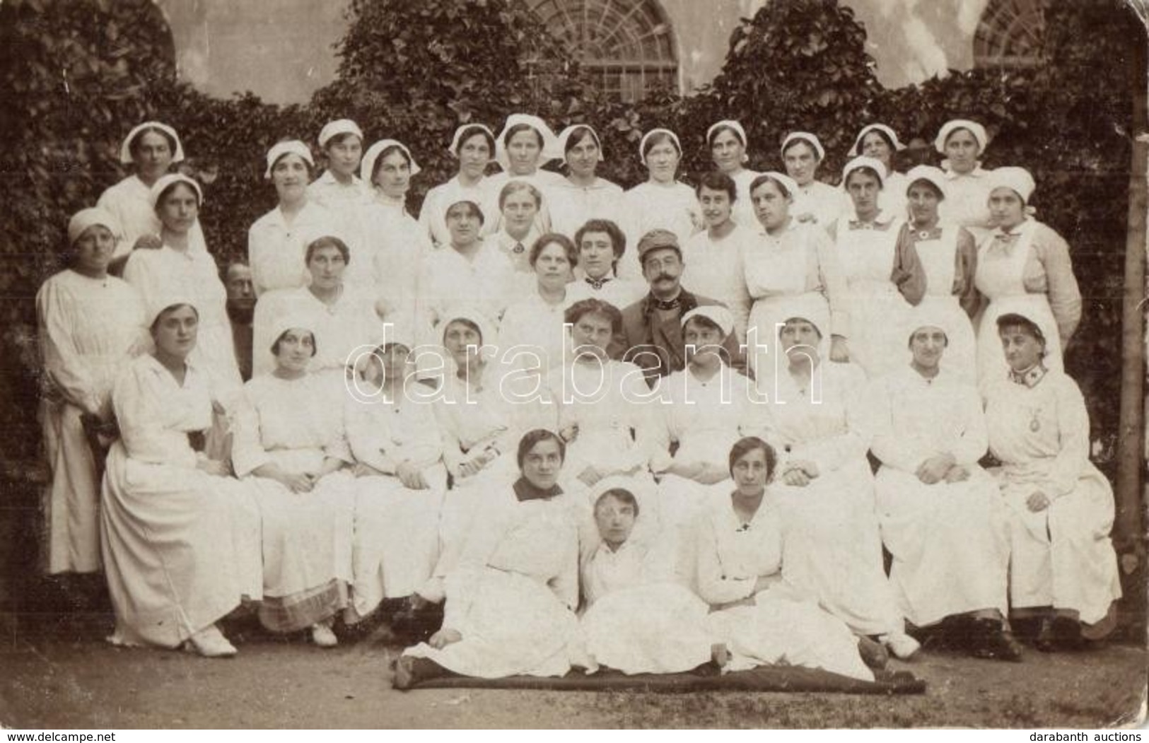 T2/T3 Első Világháborús Katonai Kórház, Nővérek Egy Katonával / WWI K.u.k. Military Hospital, Nurses Group Photo + K.u.K - Ohne Zuordnung