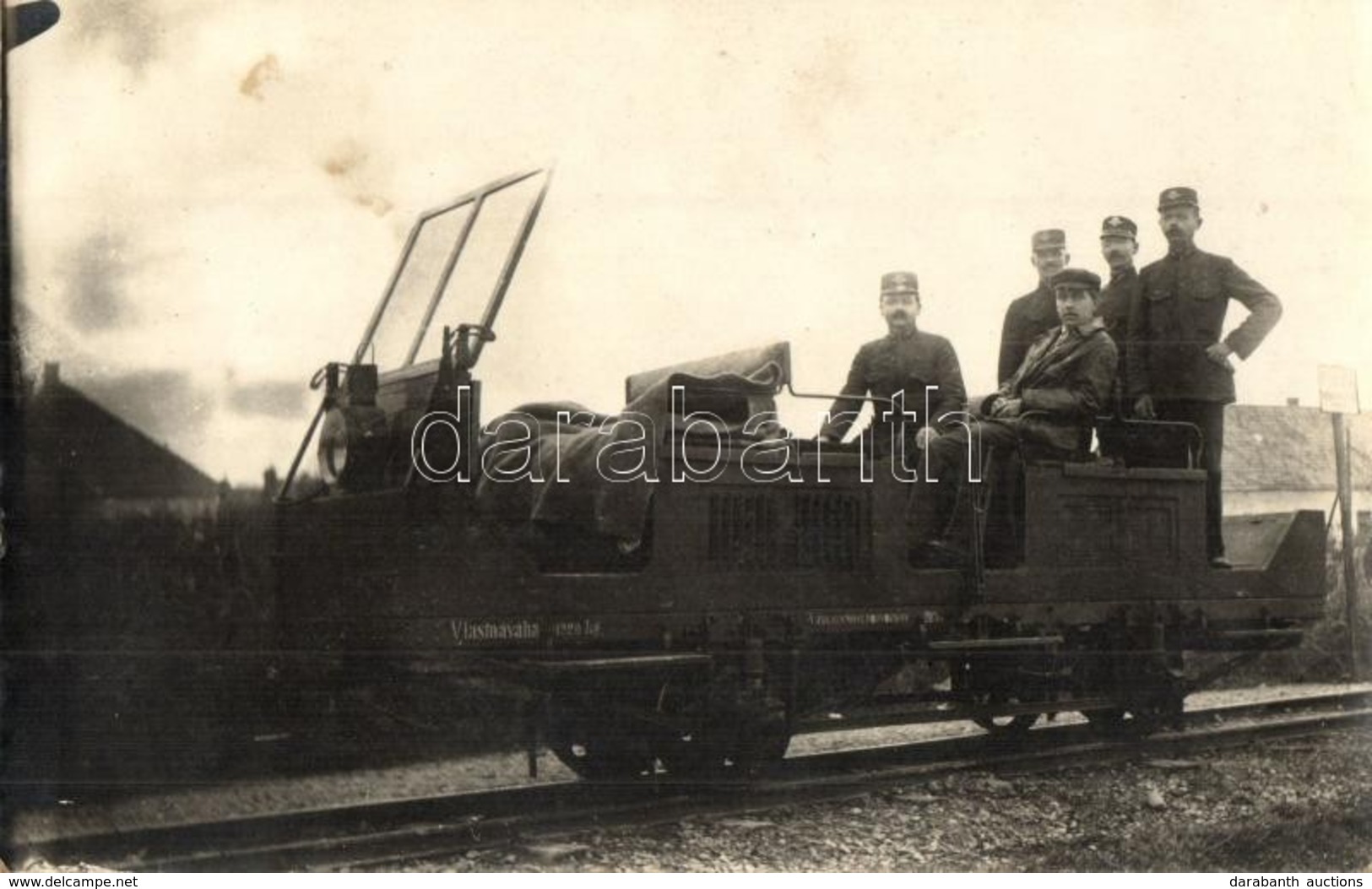 ** T2 Vlastnáváha 1220 Kg. Vzdianelost Podvozkov 205 M / Slovakian Rail Car With Railwaymen. Photo - Unclassified