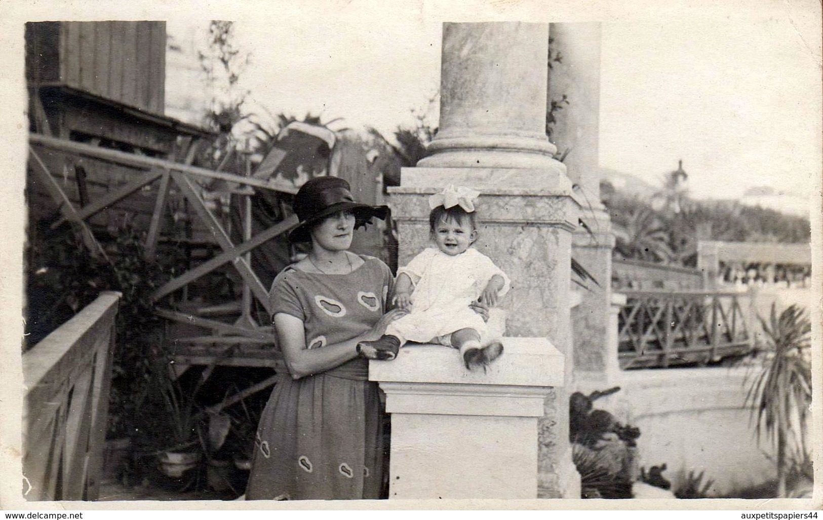 Carte Photo Originale Sur La Croisette De Cannes, Une Mère Et Sa Petite Hélène à 12 Mois Vers 1920/30 - Persone Identificate