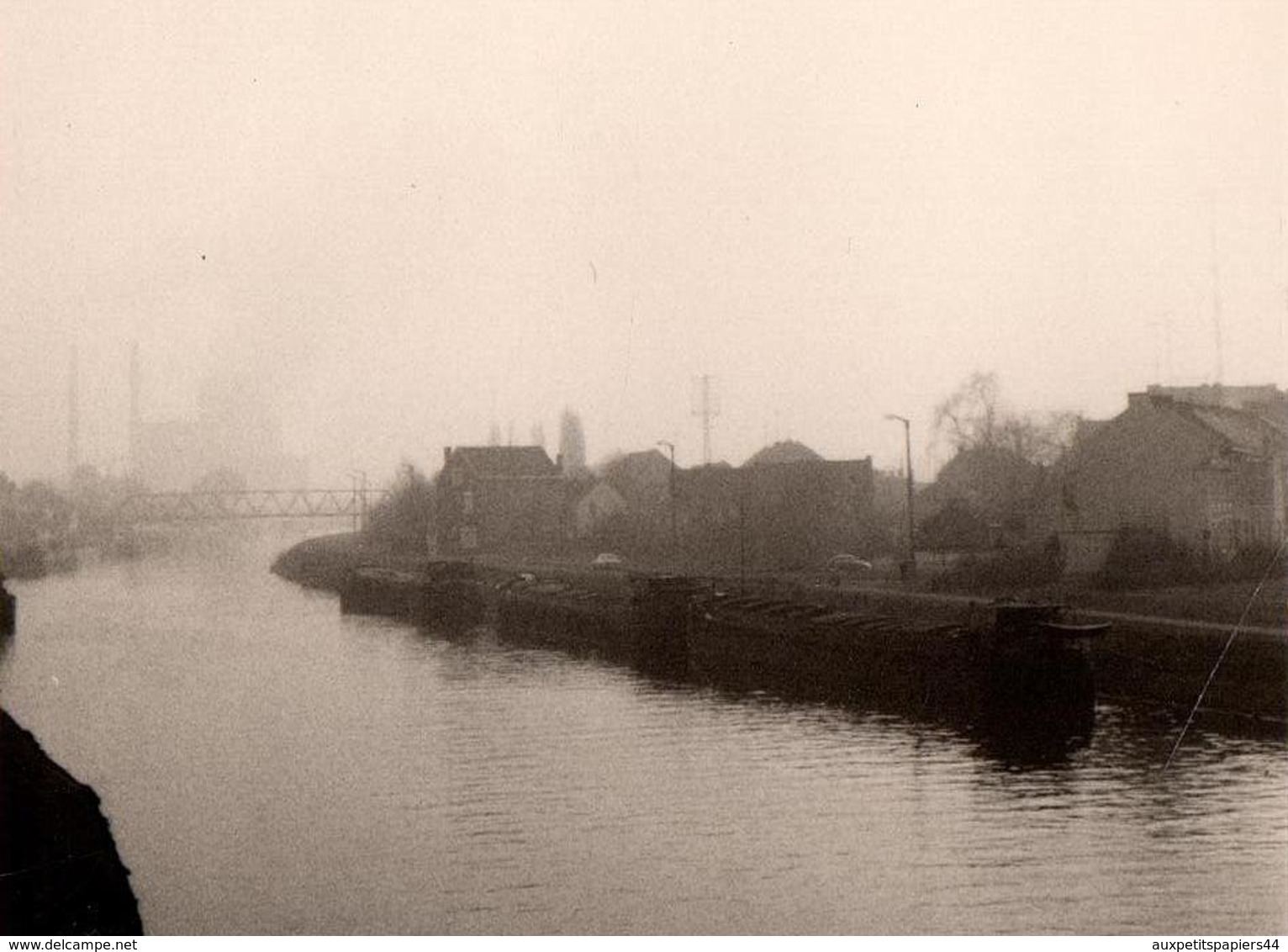 2 Photos Originales Péniches Dans La Brume, Sortant D'usine Et Zone De Mine D'Hydrocarbures, Charbon, Industrie - Boats