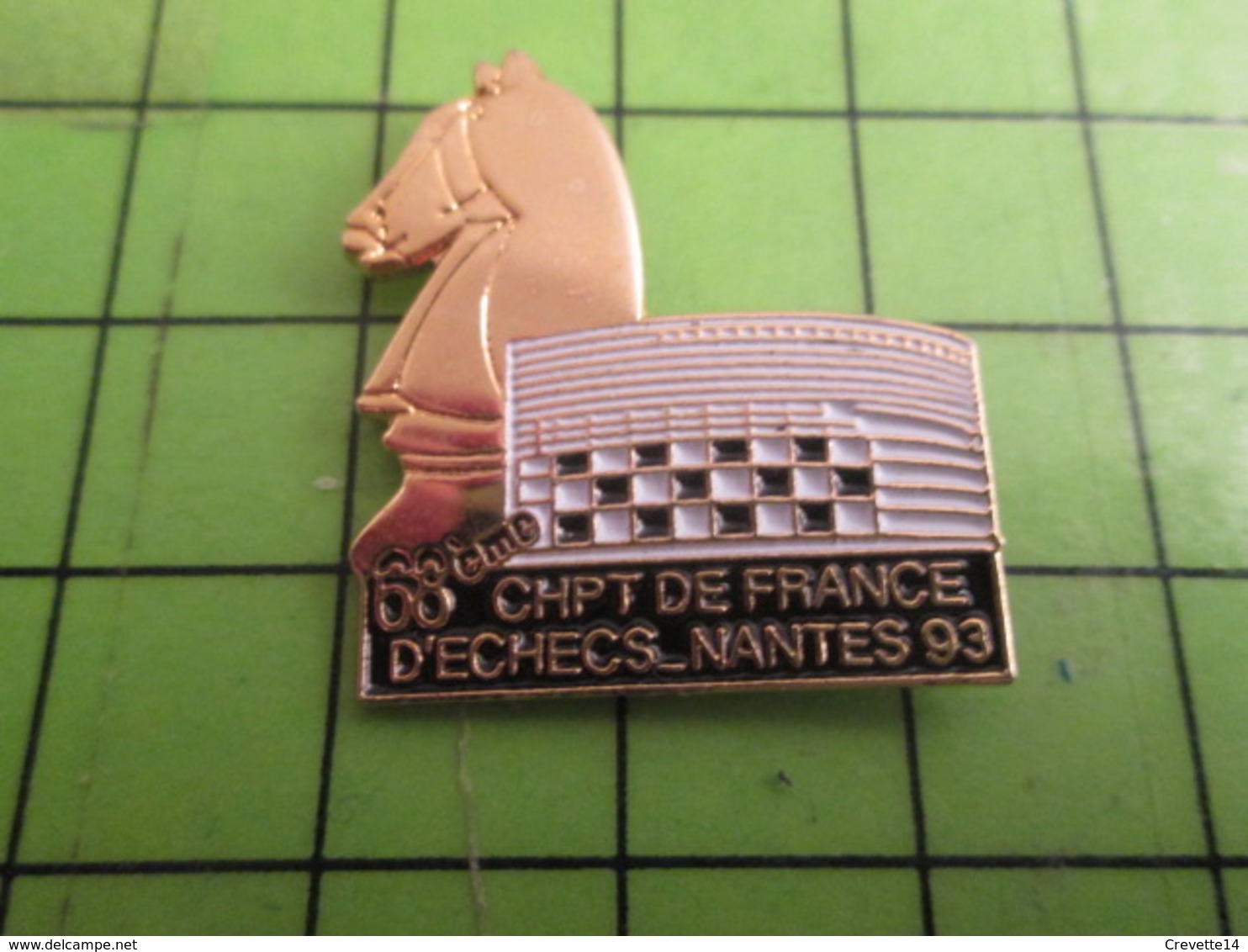1315c Pin's Pins /  Rare & De Belle Qualité : THEME JEUX / ECHECS ECHIQUIER 68e CHAMPIONNAT DE FRANCE NANTES 93 - Games