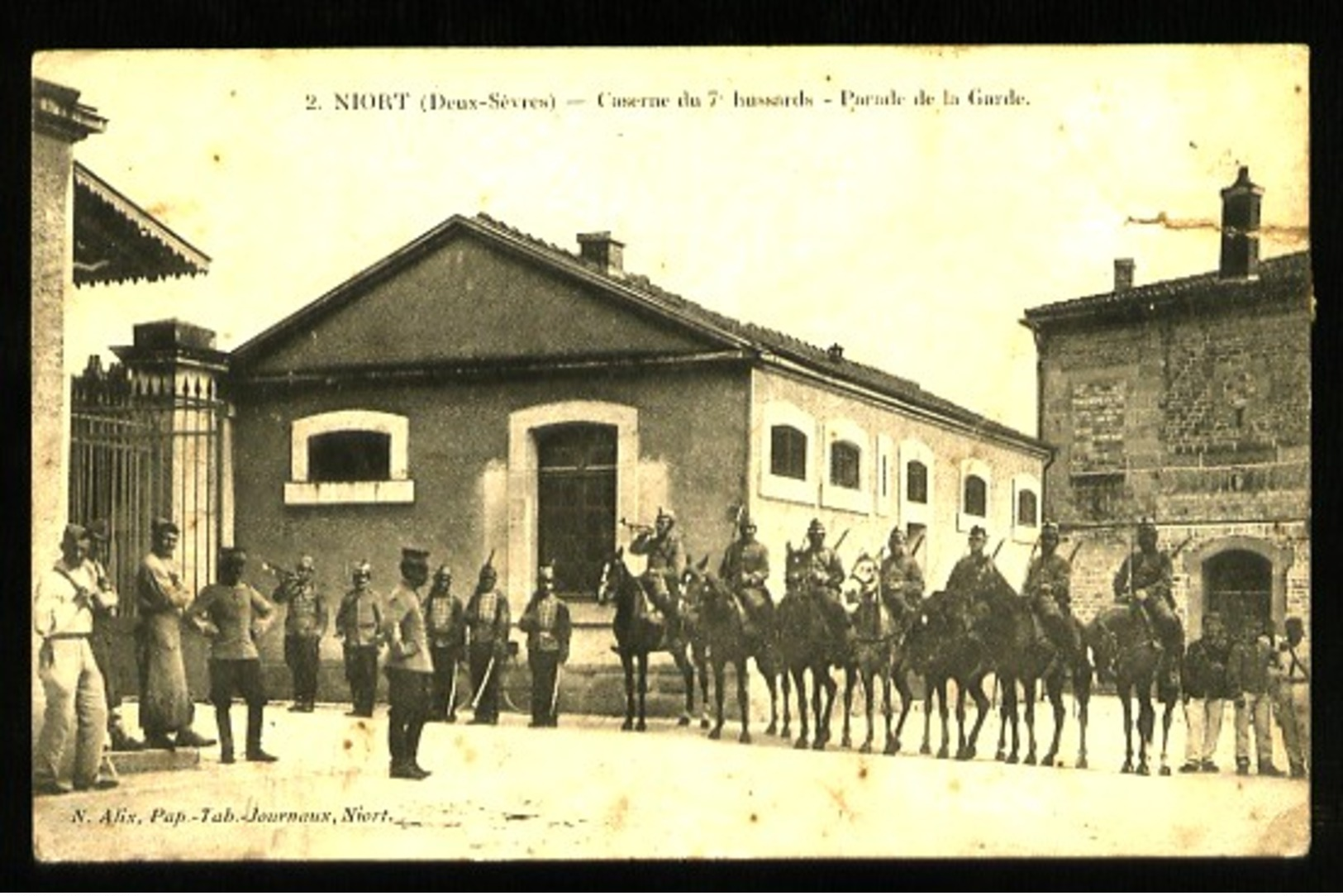 NIORT (Deux-Sèvres) - 2 : Caserne Du 7° Hussards - Parade De La Garde  - (Gros Plan Animé) - Niort