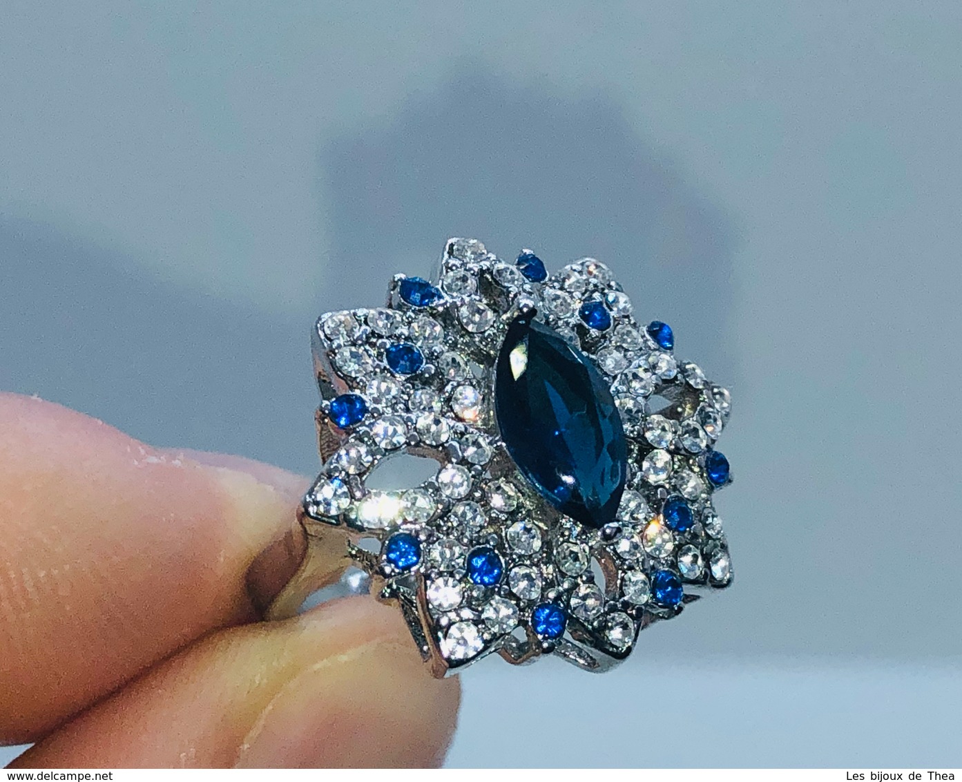 Jolie BAGUE Sertie De Saphirs Cz Bleus Et Brillants En Forme De Fleur. LIVRAISON GRATUITE. - Anillos