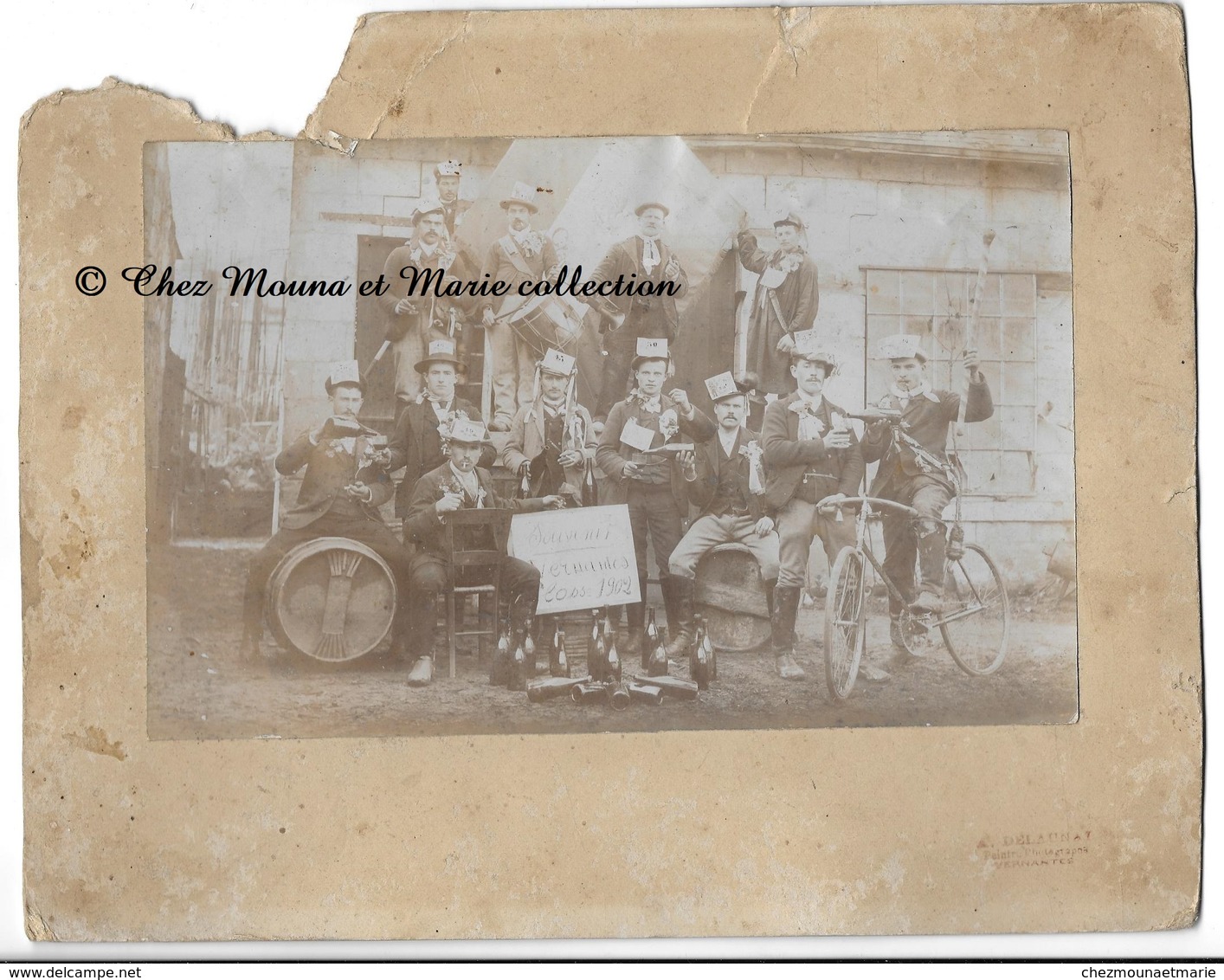 VERNANTES - CONSCRITS CLASSE 1902 NES EN 1882 - MAINE ET LOIRE - PHOTO 21 X 13.5 CM SUR 26.5 X 21 CM - Personnes Anonymes