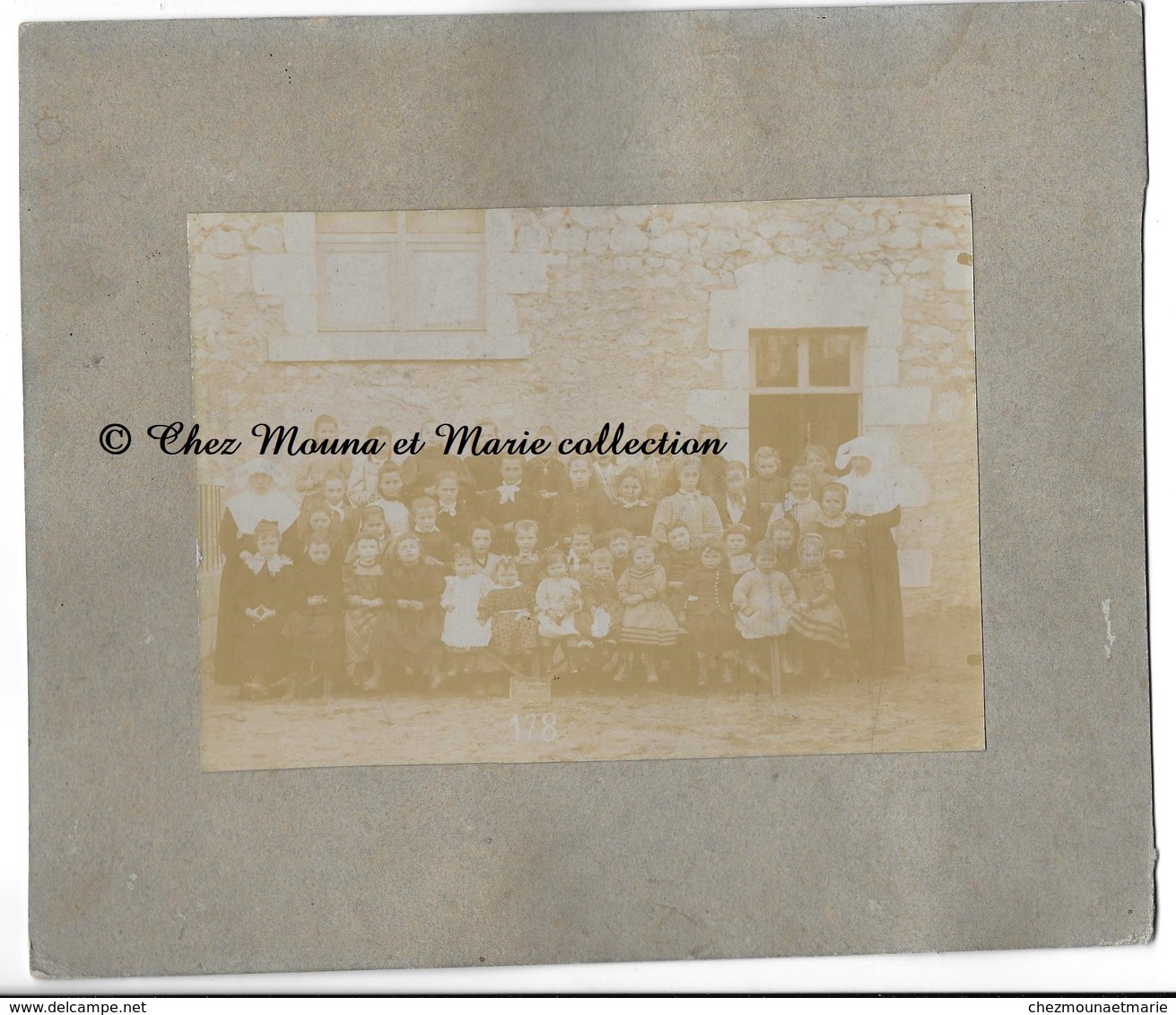 VERNOIL - ECOLE DES SOEURS CLASSE DE FILLES - MAINE ET LOIRE - PHOTO 17 X 12 CM SUR 24 X 21 CM PAR PRAYS SAUMUR - Personnes Anonymes