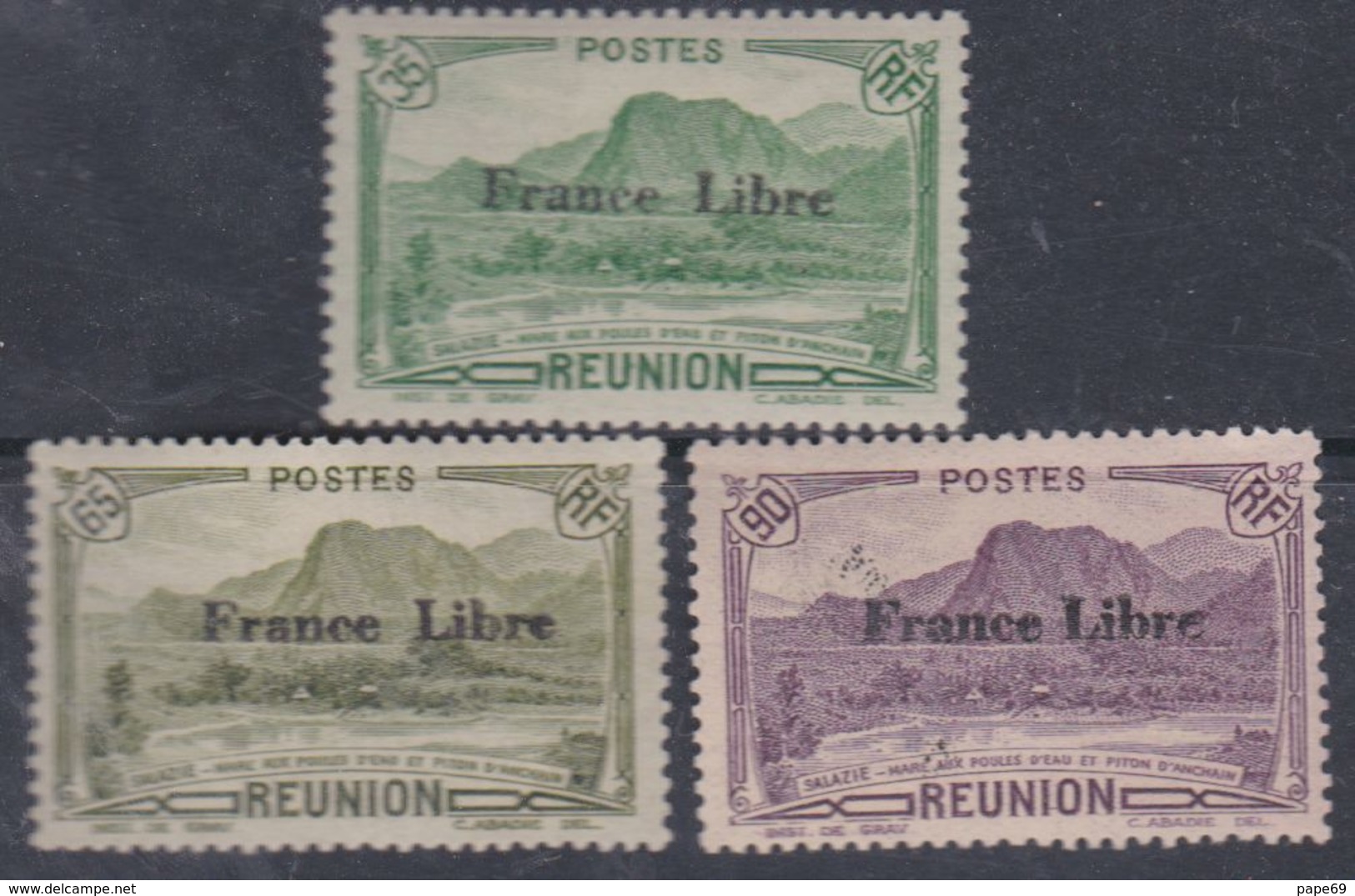 Réunion N° 190 + 198 + 202 X  Partie De Série : Timbres Surchargés "France Libre", Les 4 Vals Trace De Char Sinon TB - Neufs