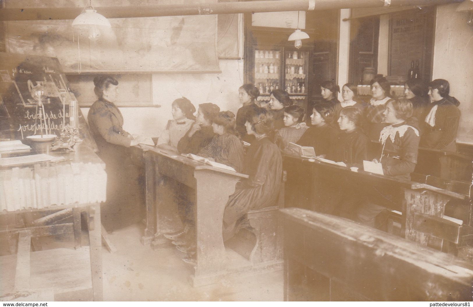 CPA-PHOTO Carte-Photo Maitresse D' Ecole Enseignante Classe De Filles Elèves Enseignement Non Située - Schools