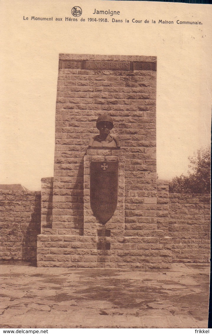 Jamoigne Le Monument Aux Héros De 1914-1918 Dans Le Cour De La Maison Communale - Chiny