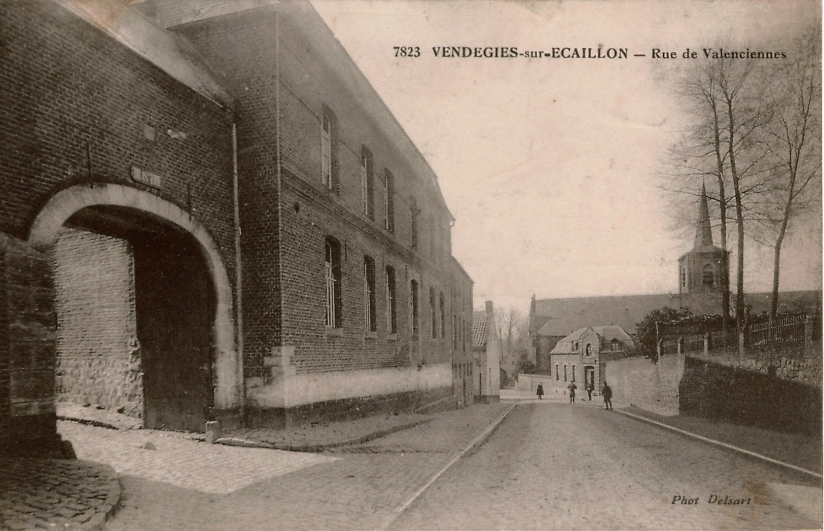 Cpa 59 VENDEGIES-sur-ECAILLON  Rue De Valenciennes , Animée, Au Premier Plan Ancienne Brasserie Bisiau , Dos Vierge - Sonstige & Ohne Zuordnung