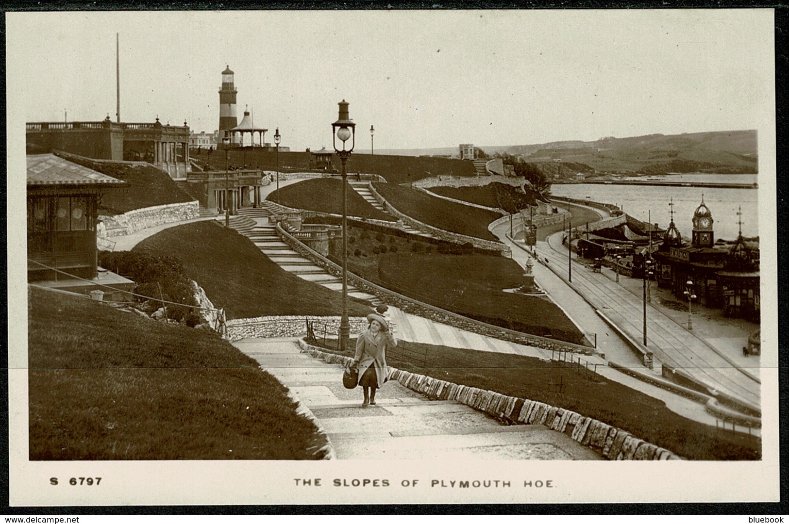 Ref 1252 - Real Photo Postcard - The Slopes Of Plymouth Hoe & Lighthouse - Devon - Plymouth