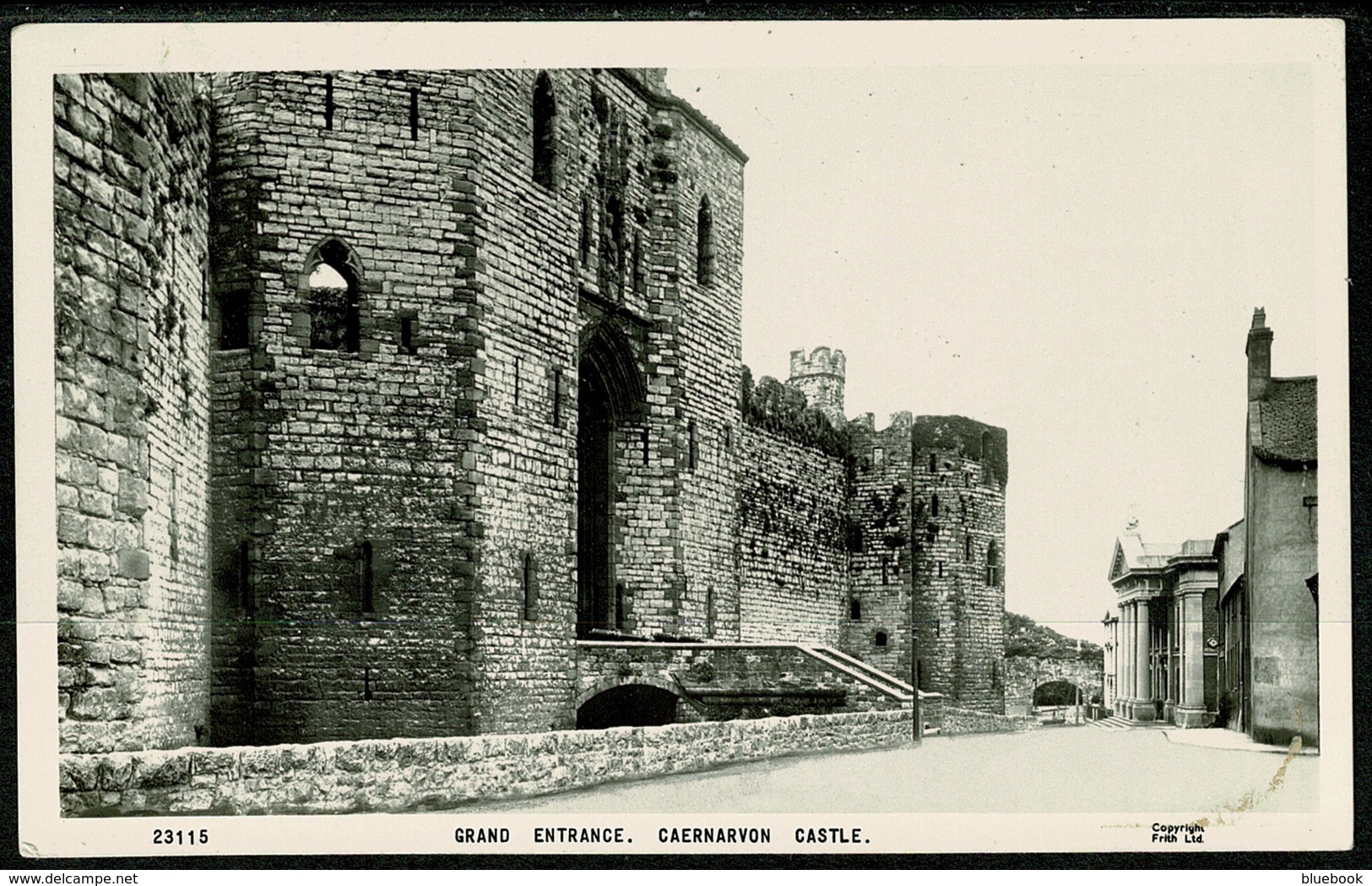 Ref 1252 - Real Photo Postcard - Grand Entrance Caernarvon Castle Wales - Caernarvonshire