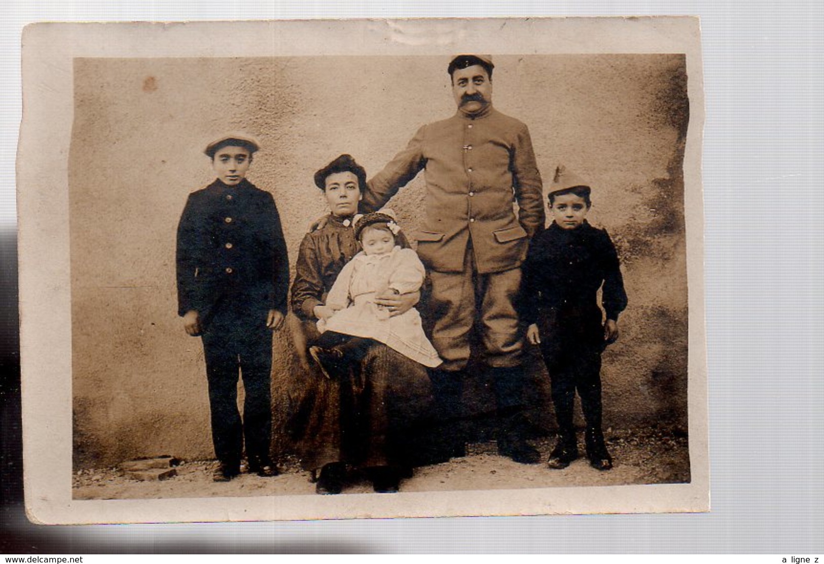 REF 361 - CPA Carte Photo Découpée Famille Père Enfants Mère - Europe