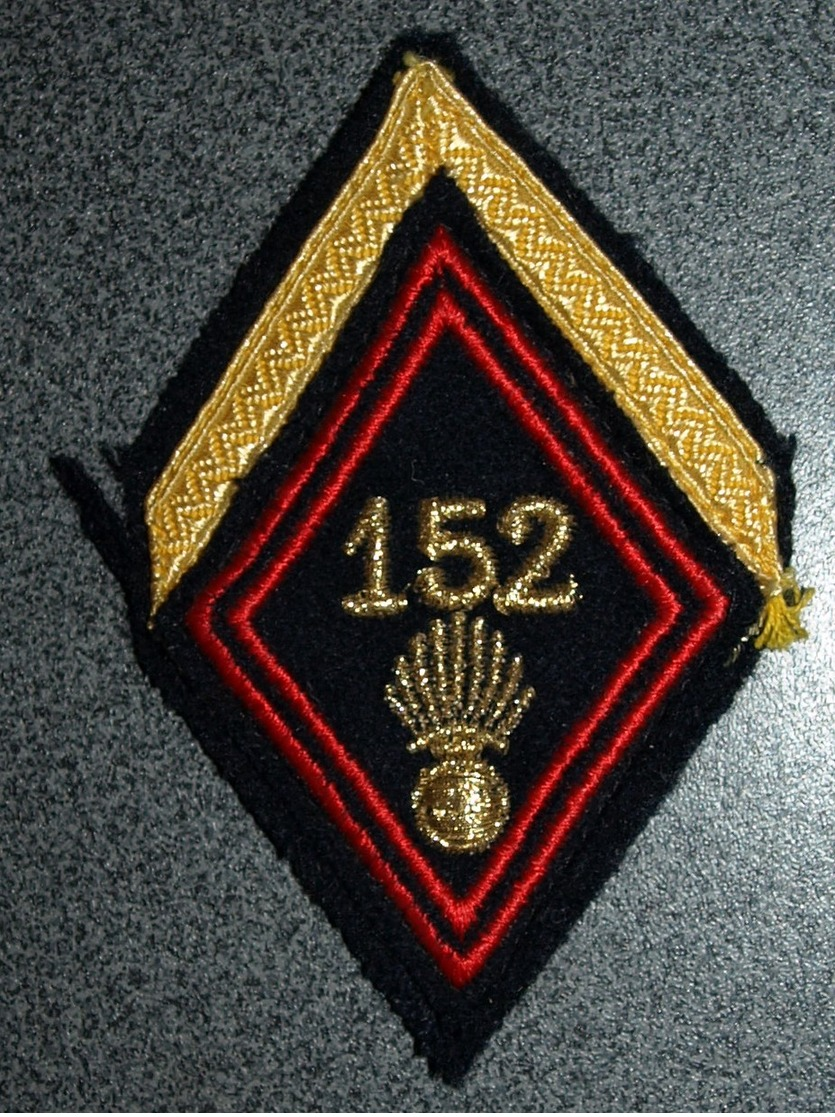 ECUSSON TISSUS  ARMEE  FRANCAISE   LOSANGE   152  REGIMENT  INFANTERIE SERGENT - Scudetti In Tela