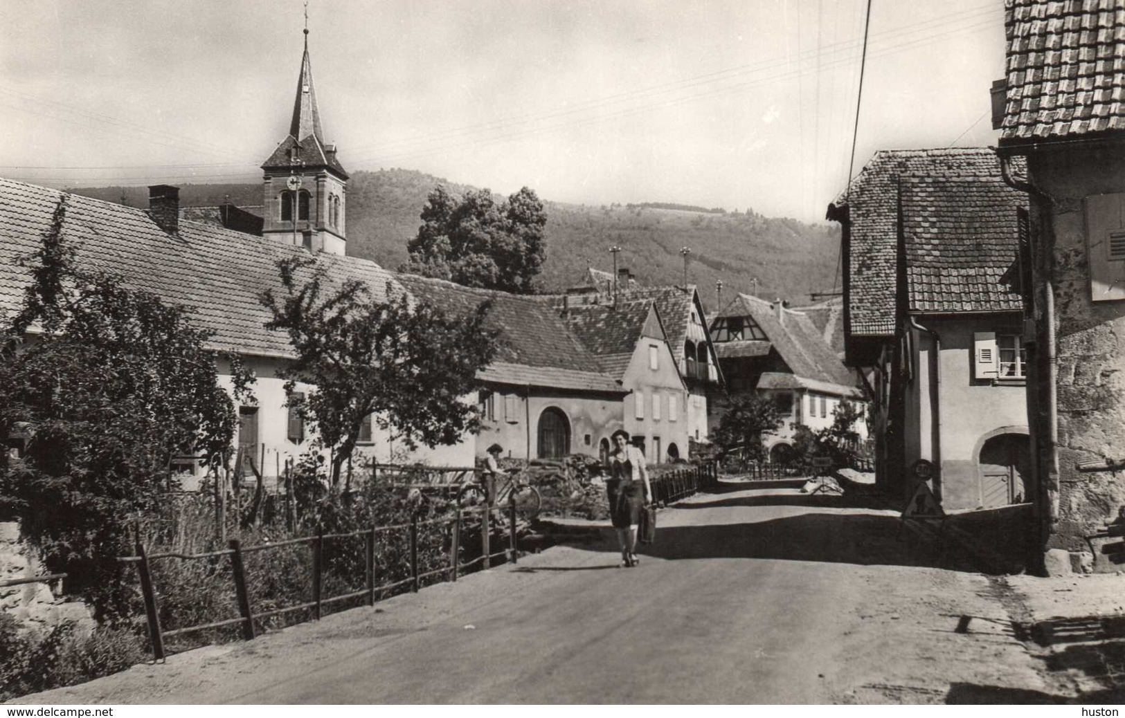 Vue D'ALBE - Une Rue Du Village, Animée - Altri & Non Classificati