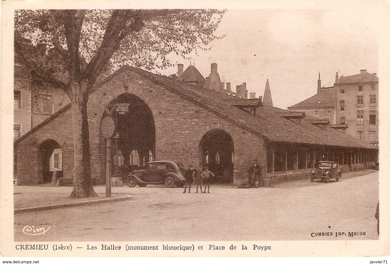 Crémieu : Les Halles Et Place De La Poype - Crémieu