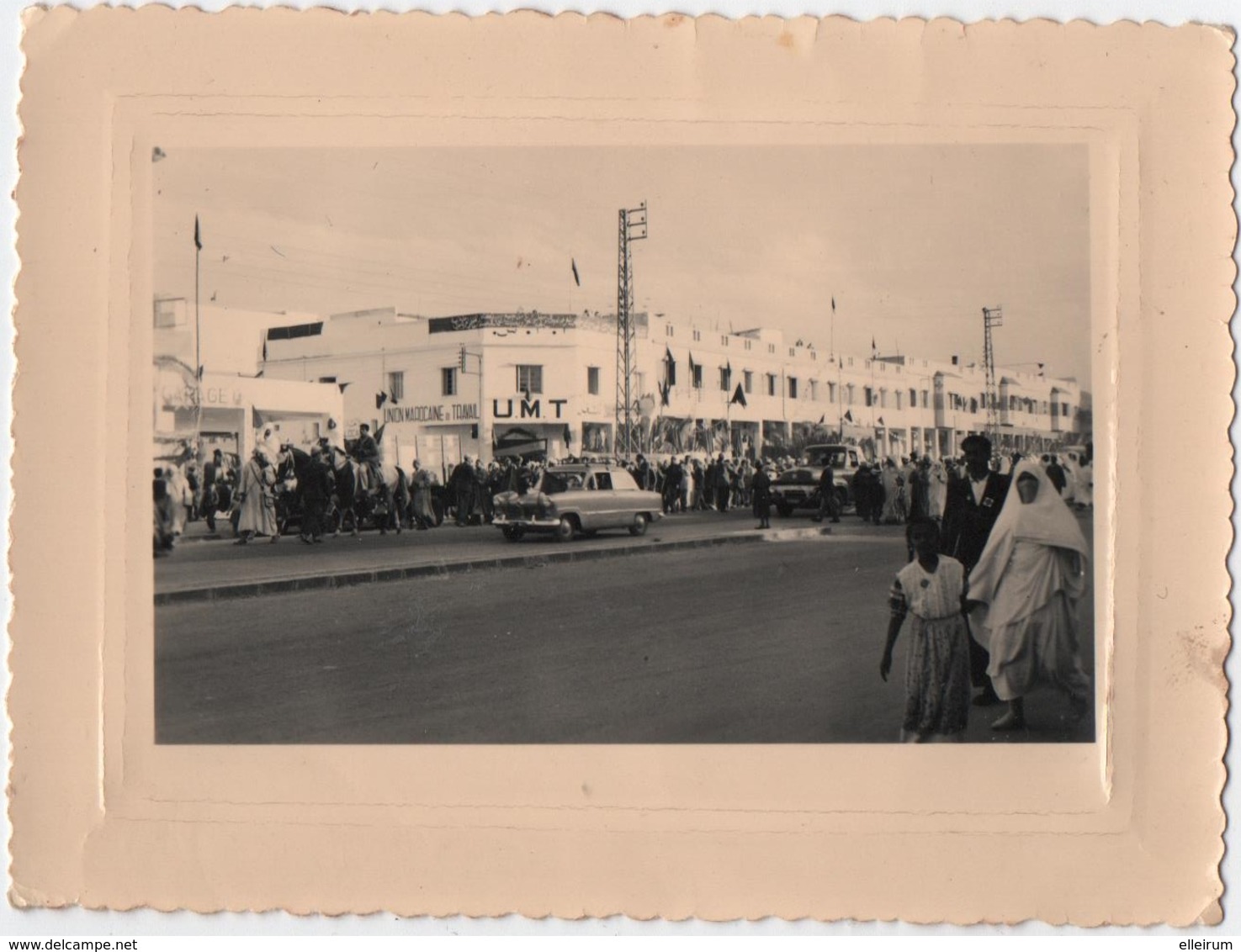 PHOTO . MAROC. CASABLANCA ? UNION MAROCAINE Du TRAVAIL. AUTOMOBILE. SIMCA? - Places