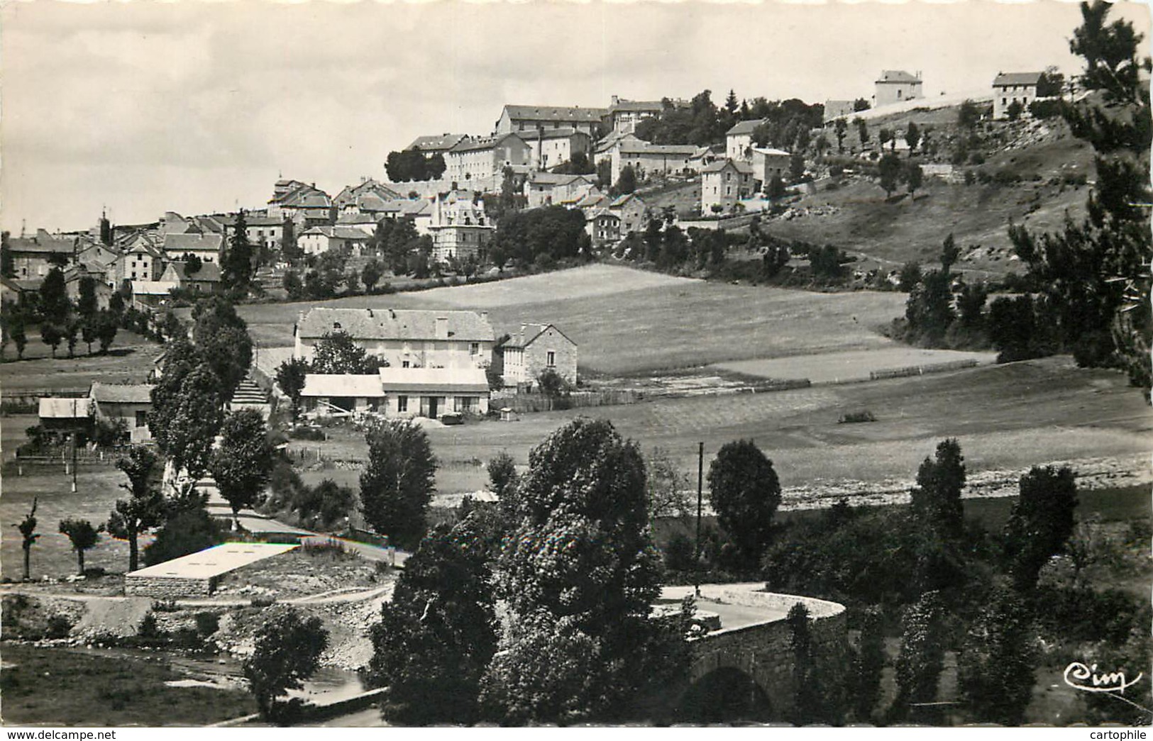 48 - SAINT ALBAN - Vue Sur La Route De Serverette (cpsm 9x14) - Saint Alban Sur Limagnole