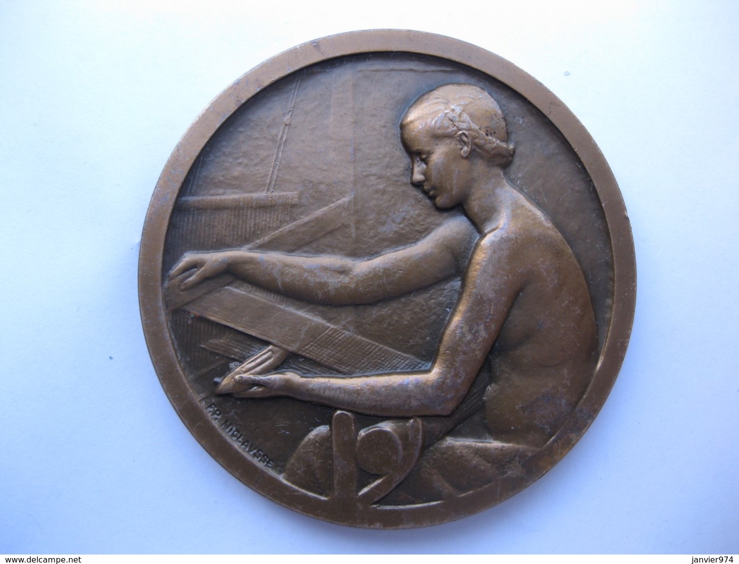 Medaille En Bronze La Tisseuse, Nue , Par Niclausse - Autres & Non Classés