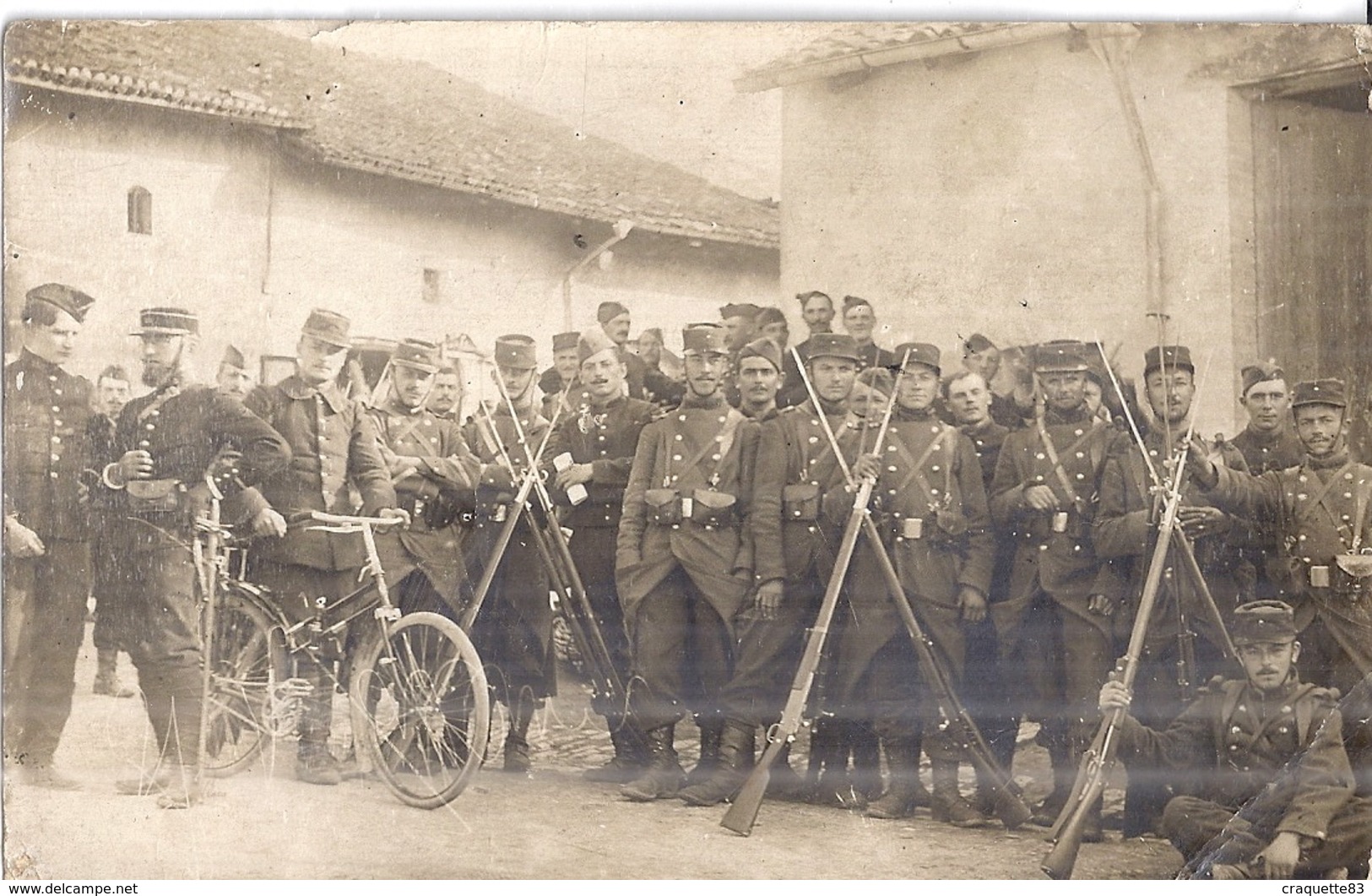 MILITAIRES ARMES DE FUSILS A  BAIONNETTES,  GRADE AVEC UNE EPEE A LA CEINTURE ET BICYCLETTE   CARTE PHOTO  - - Guerre, Militaire