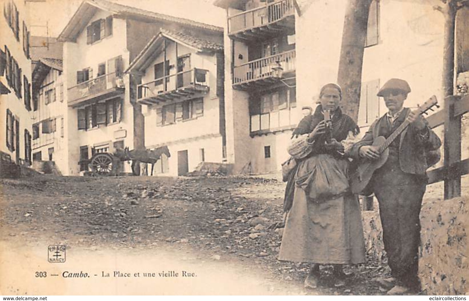 Cambo Les Bains      64        La Place Et Une Vieille Rue  Couple Jouant De La Guitare  (Espagnols ? )      (voir Scan) - Cambo-les-Bains