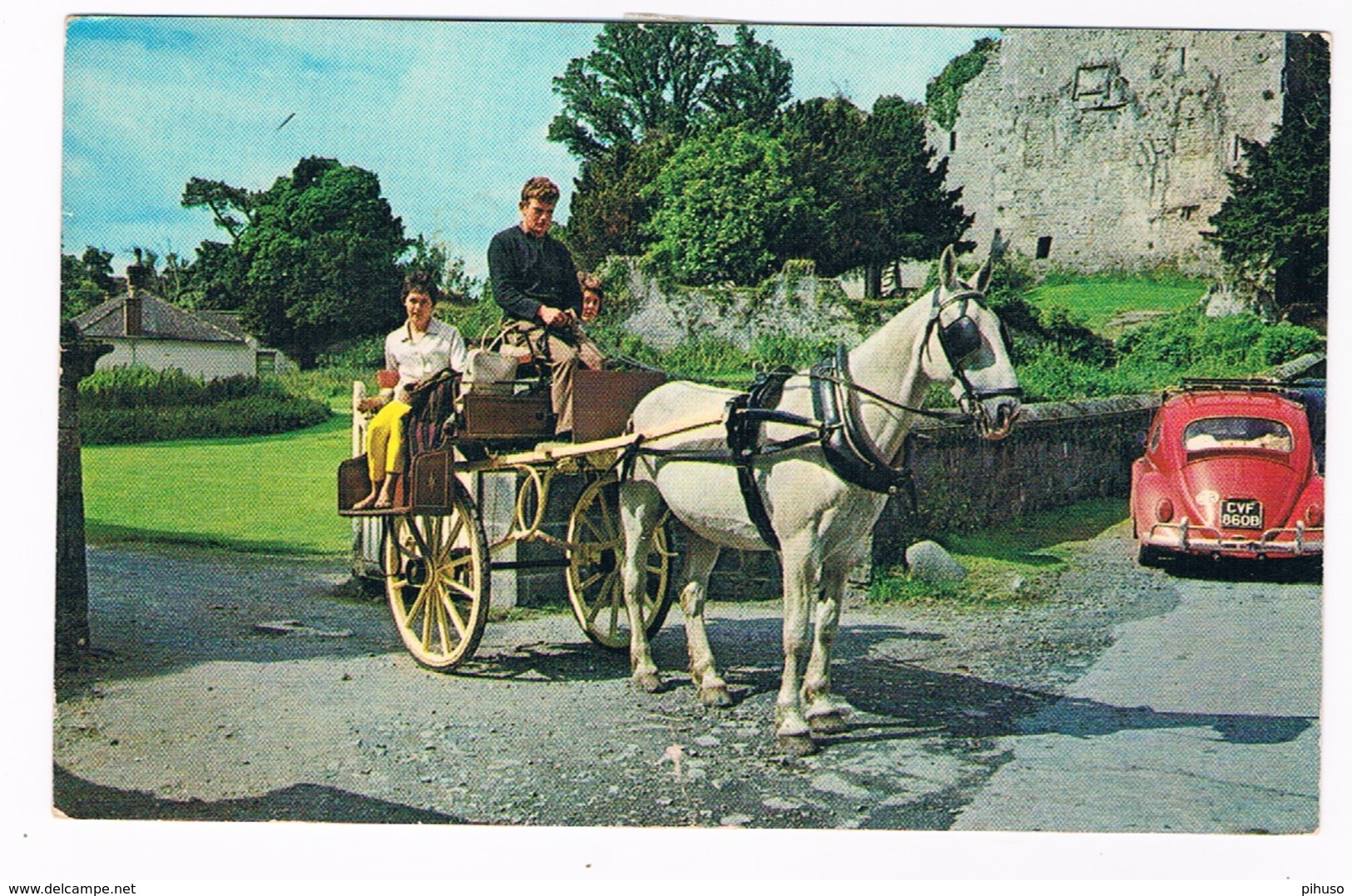 EIRE-104   KILLARNEY : Irish Jaunting Car At Ross Castle ( Volkswagen Beetle) - Kerry