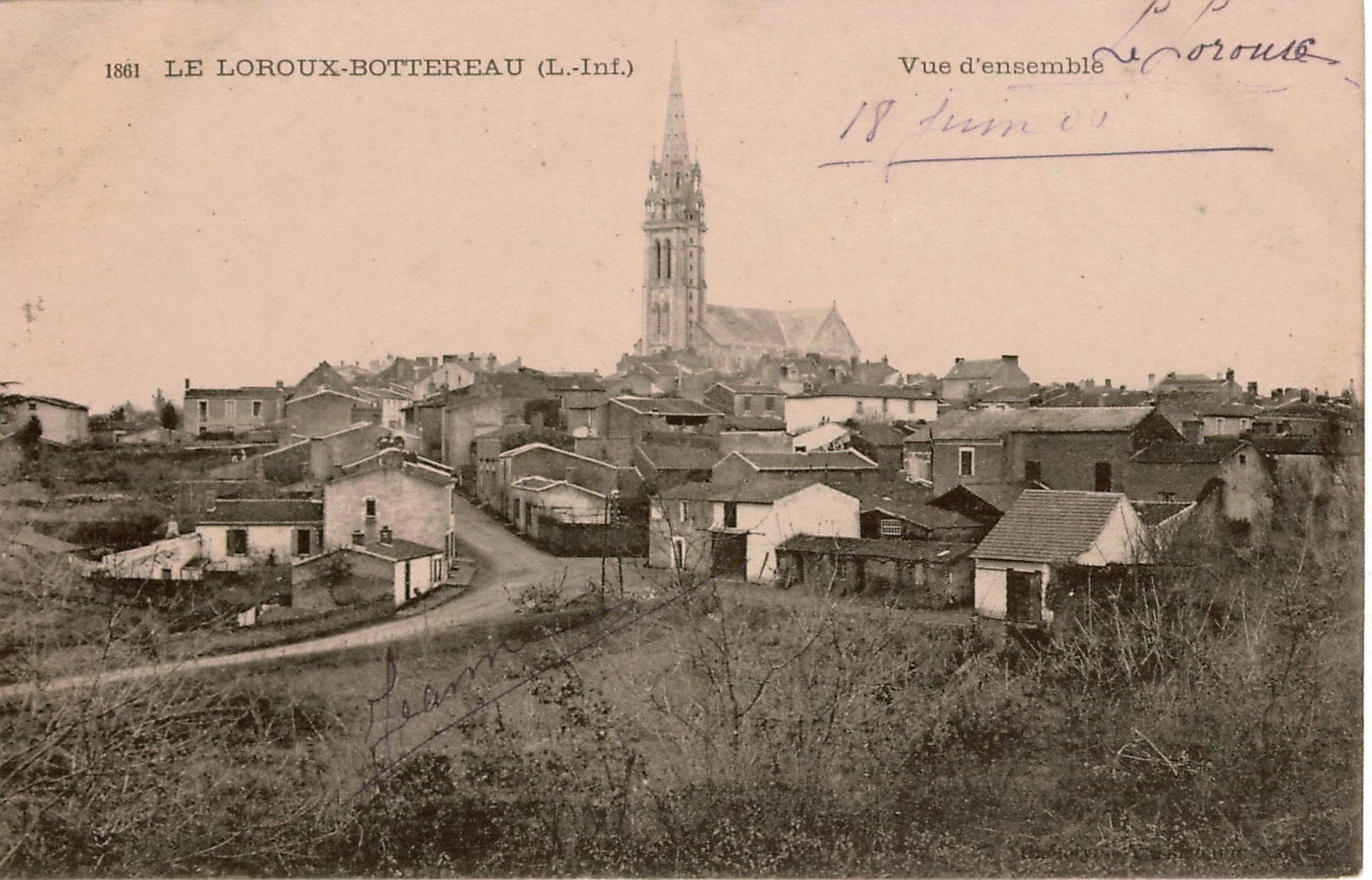 Cpa 44 LE LOROUX-BOTTEREAU  Vue D'ensemble , église St Jean-Baptiste +Cachet Convoyeur De Ligne Cholet à Nantes - Autres & Non Classés