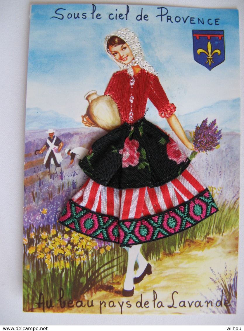 CARTE BRODEE ET TISSU DENTELLE COSTUME REGIONAL PROVENCAL+BLASON SOUS LE CIEL DE PROVENCE AU PAYS DE LA LAVANDE - Brodées