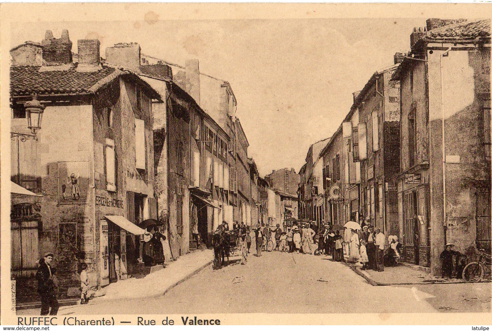 Ruffec  16   La Rue De Valence  Tres Tres Animée-Attelage Charette-Epicerie-Mercerie-Tabac-Journaux Et Café - Ruffec