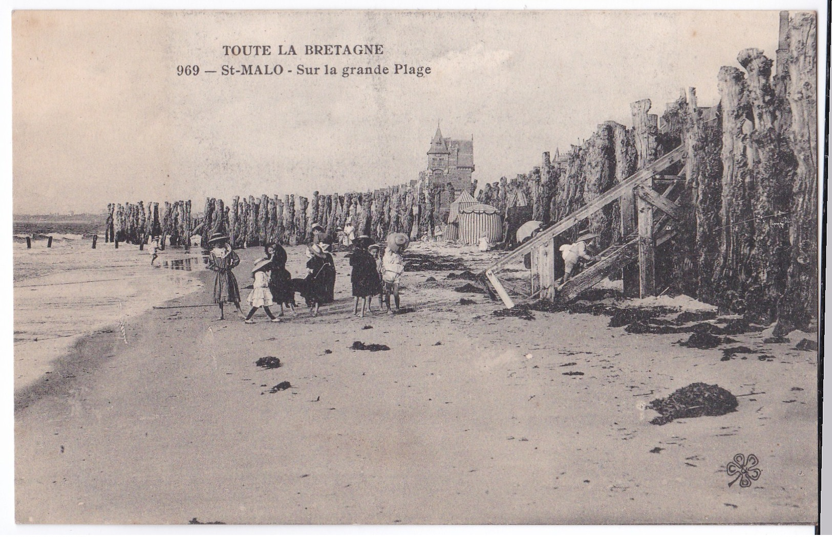 St-Malo Cpa   Sur La Grande Plage Animé - Saint Malo