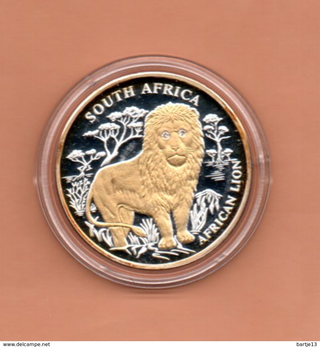 LIBERIA $10 2004 ZUID AFRIKA LEEUW  SILVER PROOF MET 24 KT GOUD EN DIAMANT IN OGEN ZEER KLEINE OPLAGE - Liberia