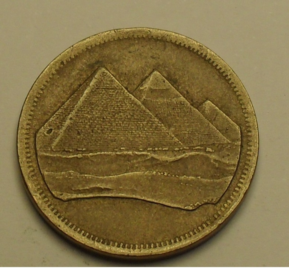 1984 - Egypte - Egypt - 1404 - 5 PIASTRE, Pyramids Of Gyzeh - Christian Date Left - KM 555.1 - Egypte